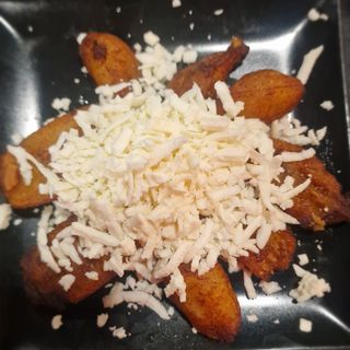 Plátano con mantequilla y queso latino