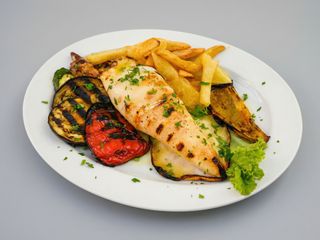 Calamares a la plancha con patatas /Grilled calamares with chips