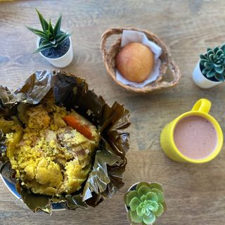 Desayuno Tamal + chocolate + almojabana