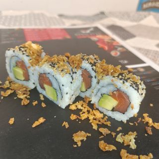 Salmón Crunchy Roll