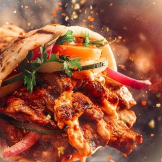 Durum pollo ensalada salsas