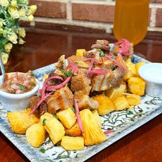 Chicharon con yuca