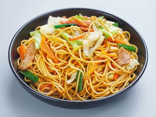 tallarines fritos con verdura