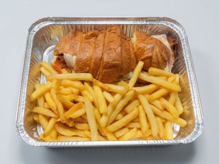 Menú: Croissant pechuga empanada especial + papas + bebid