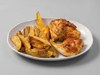 Medio pollo horneado con papas frita o horneada