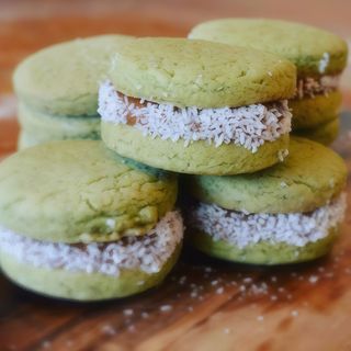 3 mini alfajores con corazon de pistacho 