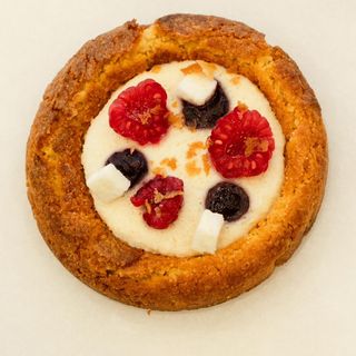 Bretona de coco y frutos rojos
