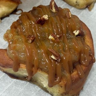 Cinnamon roll de compota de manzana y caramelo