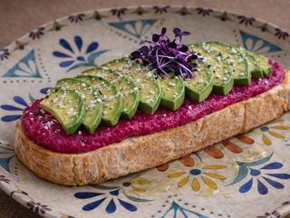 Tostada Hummus De Remolacha y Aguacate