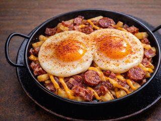 Huevos Rotos con Cheddar y Bacon