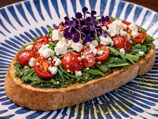 Tostada Feta y Cherry