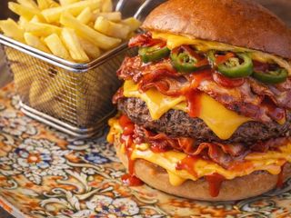 Hamburguesa Chili Cheese y Bacon