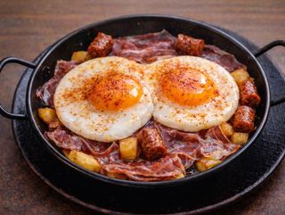 Huevos Rotos con Jamón y Chistorra