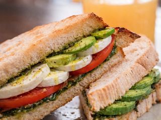 Sándwich Aguacate Y Mozzarella