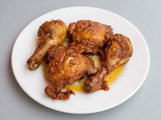 Plato De Pollo Frito Guanche Con Ensalada Y Papas Fritas