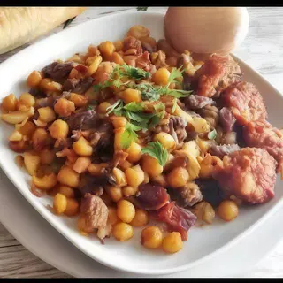 ROPA VIEJA CON PAPAS FRITAS.