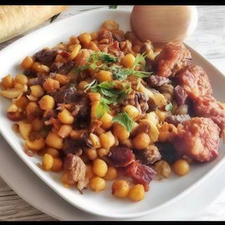 ROPA VIEJA CON PAPAS FRITAS.