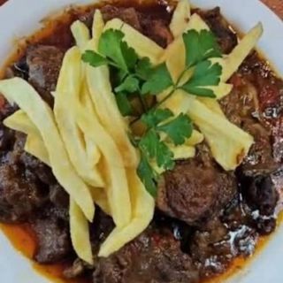 CARNE DE CABRA CON PAPAS FRITAS NATURALES