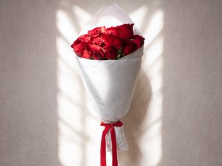 Ramo de rosas rojas de San Valentín. 12 rosas