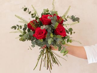 Ramo de rosas rojas y eucalipto especial San Valentín. 6 rosas