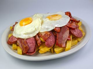 SALCHI-HUEVOS-PAPAS
