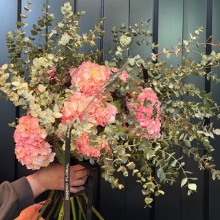 Ramo de 6 hortensias con 5 eucaliptos