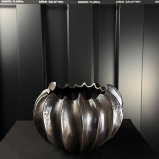 Ceramic cockled pot metal anthracite