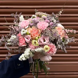 Ramo de rosas y claveles en tonos rosados Pascua