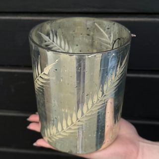 Jarrón Cilindro Plata con Hojas Grabadas 16 cm