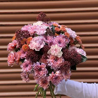 Ramo de primavera de flores moradas y rosadas