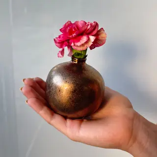 Jarrón de cobre Granada - Decoración con flor clavel