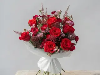 Ramo de Rosas y Claveles Rojo