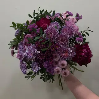 Ramo Floral en Tonos Morados y Rosas