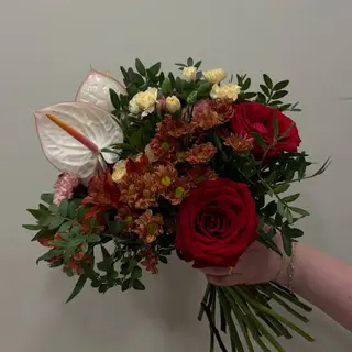 Ramo Romántico en Tonos Rojos