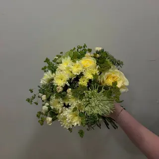 Ramo Floral en Tonos Amarillos y Verdes