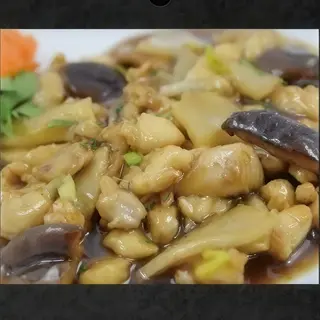 223. Pollo con bambú y setas