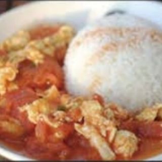 213. 1/2Arroz y 1/2huevos revueltos con tomate
