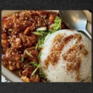 214. 1/2 Arroz y 1/2 pollo salsa