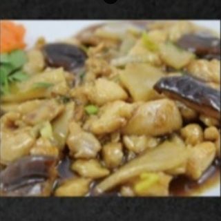 223. Pollo con bambú y setas