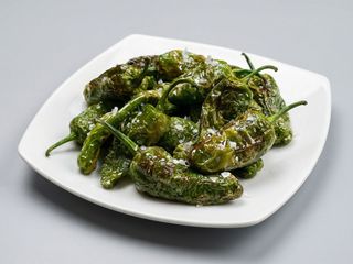 Pimientos del Padrón con escamas de sal