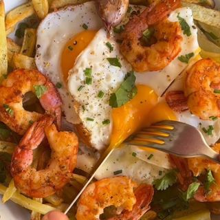 Huevos Rotos con Langostinos pilpil