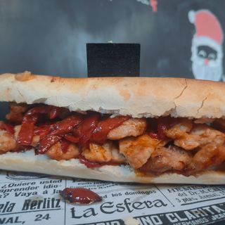 Bocadillo de Raxo con pimientos del piquillo 