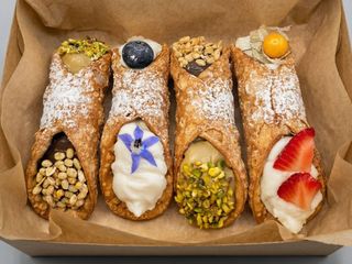 Caja de cannoli variados 4 unidades 