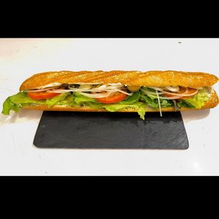 Bocadillo De Lomo Con Vegetales Variados