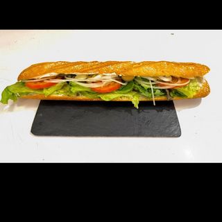 Bocadillo De Atún Con Vegetales Variados