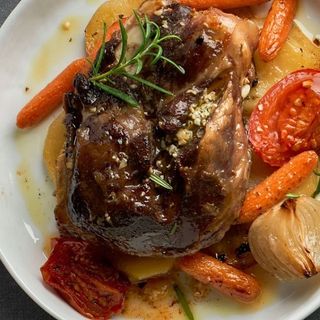 Galta de porc rostida  amb salsa i verdures