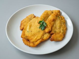 Escalopa de pechuga de pollo amb patatas fritas