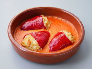Pebrots del piquillo farcits de bacallá gratinats