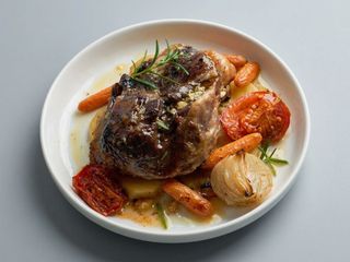 Galta de porc rostida  amb salsa i verdures