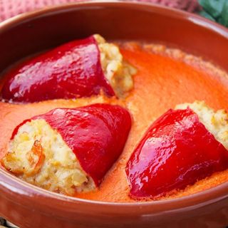 Pebrots del piquillo farcits de bacallá gratinats